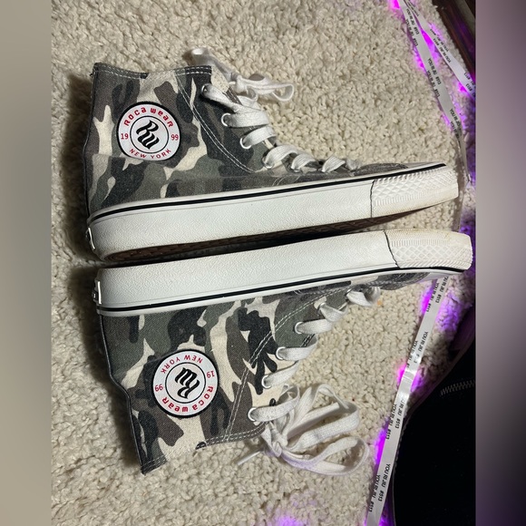 Rocawear Other - Rocawear canvas tennis shoes